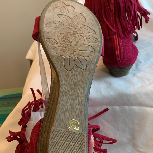 Magenta faux suede leather fringe sandals - Picture 3 of 5